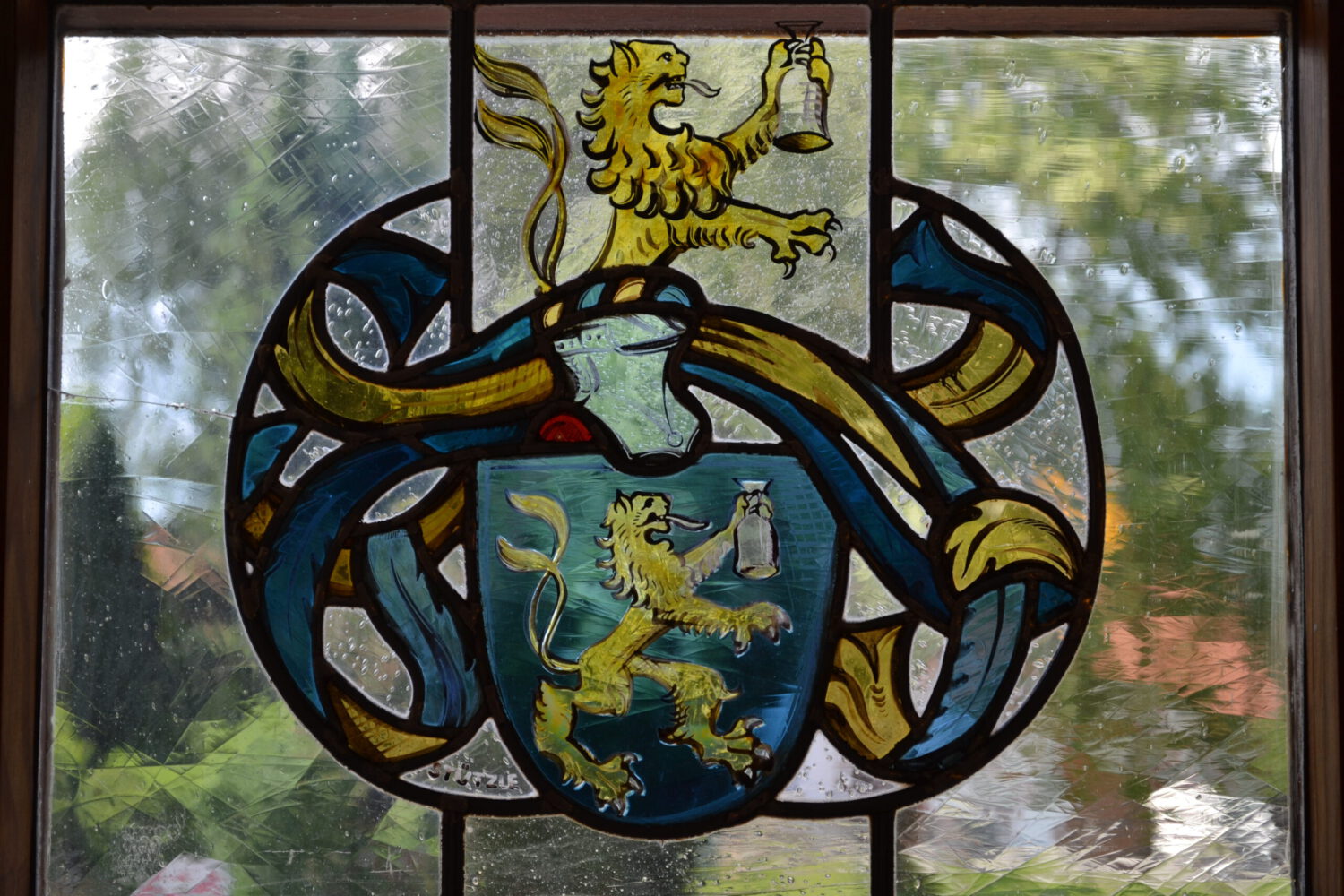 Gelber Löwe auf blauem Stützle Wappen