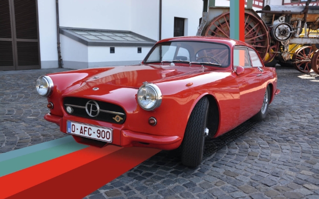 Foto eines roten Oldtimers, der im Automobilmuseum zu finden ist