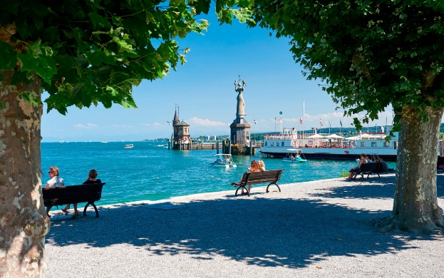 Foto, auf der ein Ausschnitt des Bodensees zu sehen ist. Dieser spezielle Ausschnitt ist in der Stadt Friedrichshafen zu erkennen