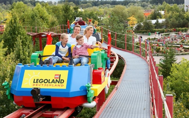 Eine Familie hat Spaß beim Fahren auf einer der Achterbahnen, die im berühmten Legoland-Vergnügungspark zu finden sind