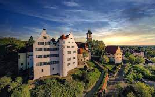 Wunderschönes Foto bei Sonnenuntergang vom herrlichen Schloss Aulendorf, das eine einzigartige Ausstellung bietet und einen Besuch wert ist