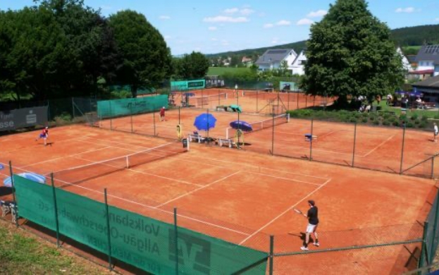Foto von den Einrichtungen des Tennisclubs Gaisbeuren, die nur 100 Meter vom Hotel Gasthaus Adler entfernt liegen